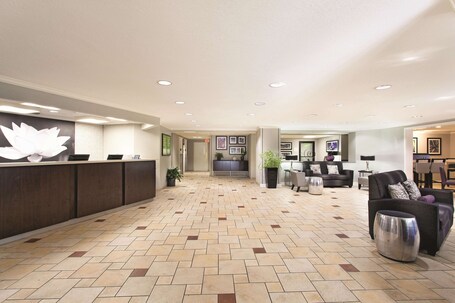 La Quinta Inn Suites by Wyndham Miami Airport East - Image 6