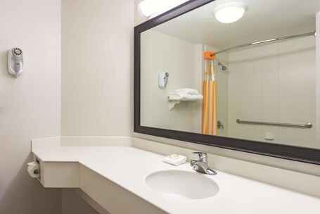 La Quinta Inn Suites by Wyndham Miami Airport East - Image 31