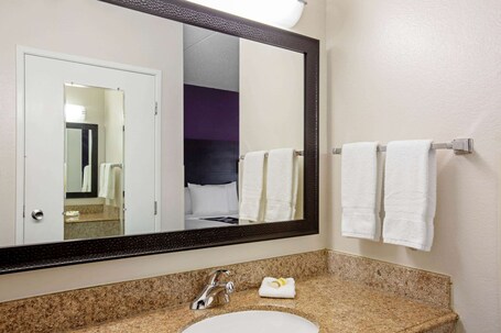 La Quinta Inn Suites by Wyndham Miami Airport East - Image 5