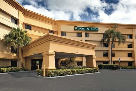 La Quinta Inn Suites by Wyndham Miami Airport East - Image 26