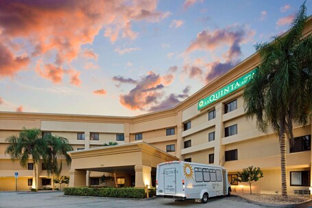 La Quinta Inn Suites by Wyndham Miami Airport East - Image 25