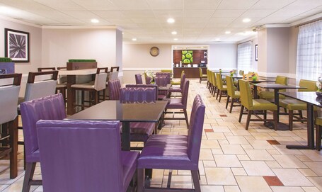 La Quinta Inn Suites by Wyndham Miami Airport East - Image 29