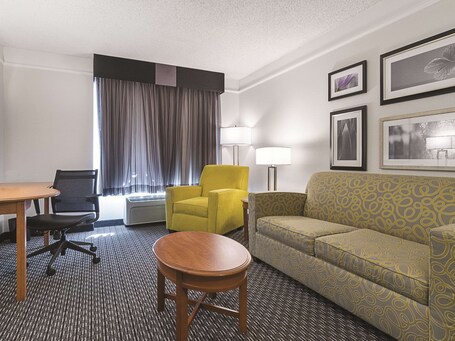 La Quinta Inn Suites by Wyndham Miami Airport East - Image 38