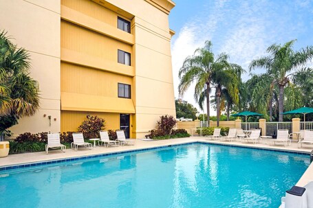 La Quinta Inn Suites by Wyndham Miami Airport East - Image 27
