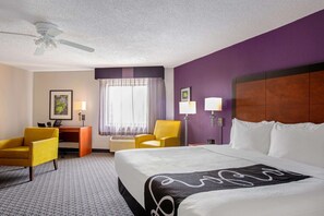 Premium bedding, desk, iron/ironing board, free cribs/infant beds - La Quinta Inn & Suites by Wyndham Miami Airport East (Miami)