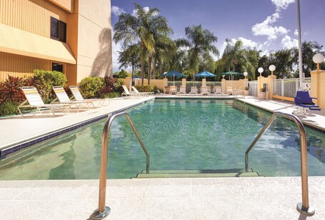 La Quinta Inn Suites by Wyndham Miami Airport East - Image 3