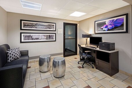 La Quinta Inn Suites by Wyndham Miami Airport East - Image 36
