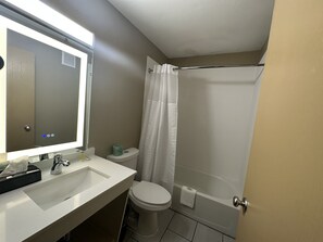 Bañera con ducha, secador de pelo, toallas