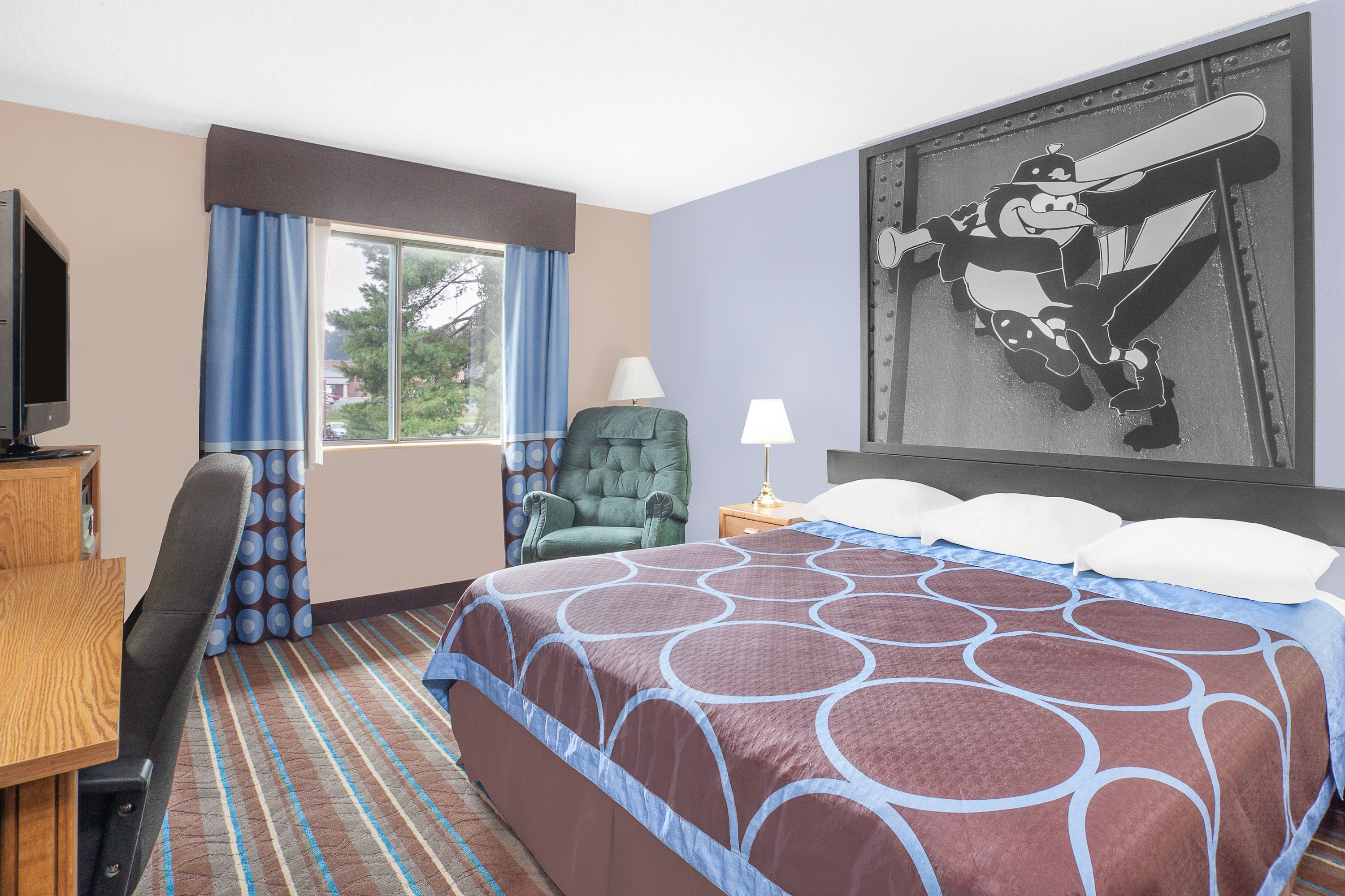 Habitación de hotel con una cama grande, un escritorio, una silla, un televisor y una ventana con cortinas.