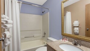 Kombinasi shower/bathtub dan perlengkapan mandi gratis