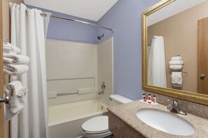 Combined shower/tub, free toiletries, hair dryer, towels - Super 8 by Wyndham Havre De Grace Aberdeen Area (Havre De Grace)