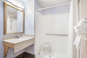 Chambre, accessible aux personnes à mobilité réduite | Salle de bain | Ensemble baignoire-douche, articles de toilette (gratuits)