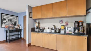 ๋งค์ผ ์ ๋ฝ์ ๋ฌด๋ฃ ์์นจ ์์ฌ ํฌํจ