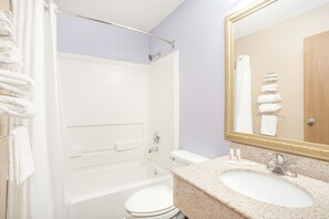 Habitación, 1 cama de matrimonio, microondas | Baño | Ducha y bañera combinadas y artículos de higiene personal gratuitos