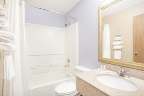 Zimmer, 1 Queen-Bett, Mikrowelle | Badezimmer | Duschwanne, kostenlose Toilettenartikel, Haartrockner, Handtücher