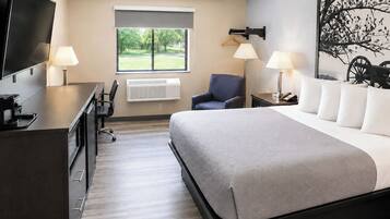 Suite monolocale, 1 letto king | Una cassaforte in camera, una scrivania, ferro/asse da stiro