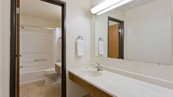 Combined shower/tub, free toiletries, hair dryer, towels