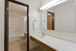 Combined shower/bathtub, free toiletries, hair dryer, towels