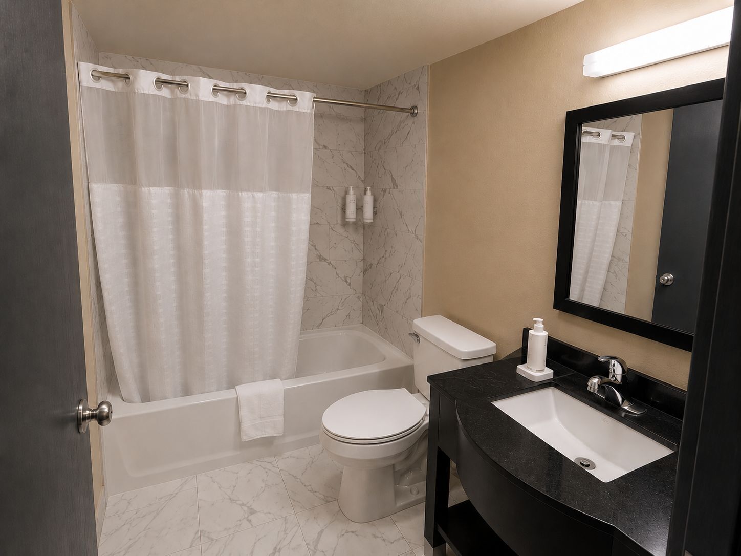 Bañera con ducha, artículos de tocador gratuitos, secador de pelo