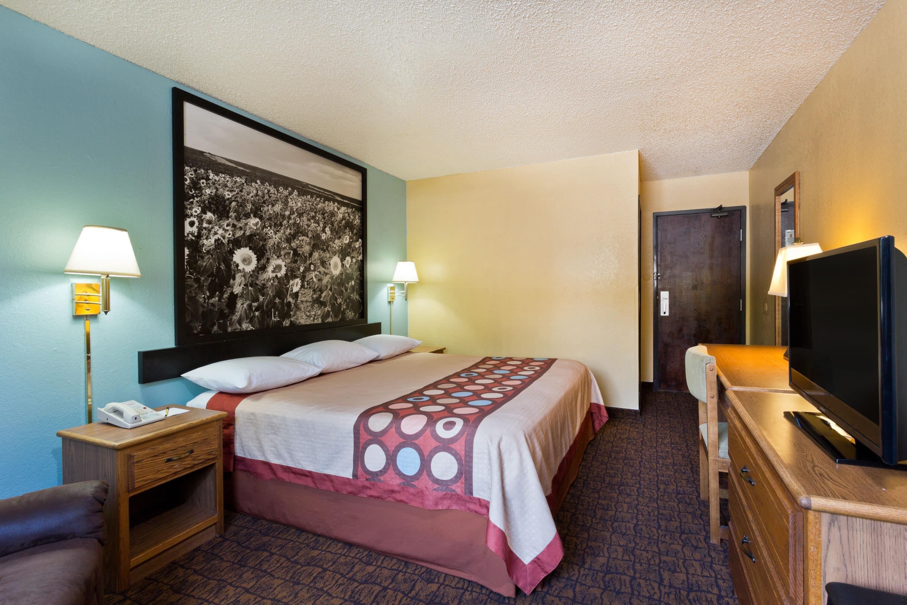 Standard Room, 1 King Bed | In-room safe, desk, iron/ironing board, free WiFi