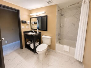 Standardzimmer, 1 Queen-Bett | Badezimmer | Duschwanne, kostenlose Toilettenartikel, Haartrockner, Handtücher