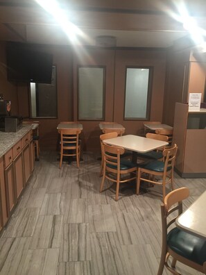 Breakfast area - Travelodge by Wyndham Battle Creek (Battle Creek)