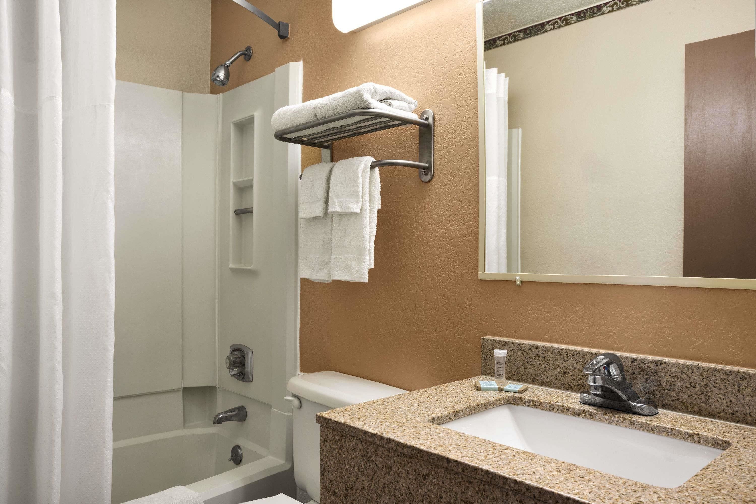 Combined shower/tub, hair dryer, towels