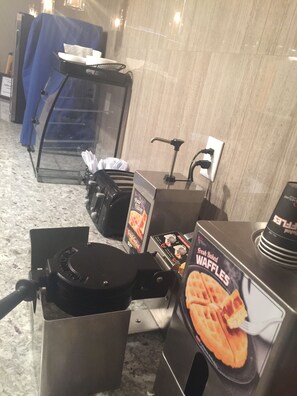 Ein Waffeleisen mit einem Schild für frisch gebackene Waffeln.