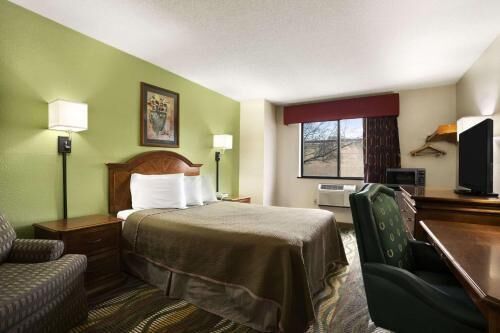 Desk, blackout drapes, free WiFi, bed sheets