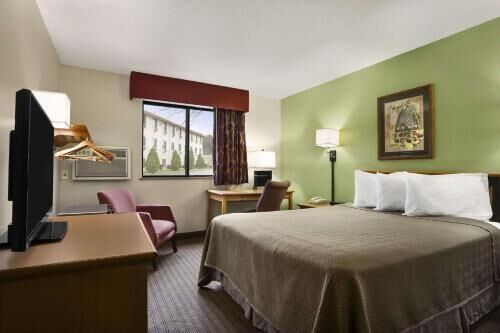 Desk, blackout drapes, free WiFi, bed sheets