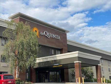 Exterior. La Quinta Inn & Suites by Wyndham Harrisburg Airport Hershey