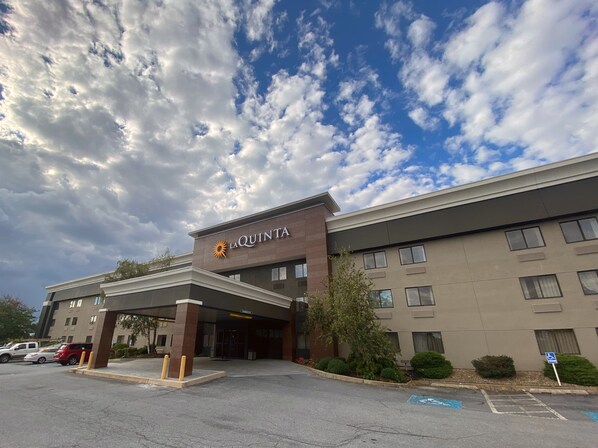 A hotel with a modern facade, a clear entrance, and a parking area. - La Quinta Inn & Suites by Wyndham Harrisburg Airport Hershey (Harrisburg)