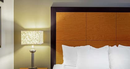 La Quinta Inn & Suites by Wyndham Harrisburg Airport Hershey