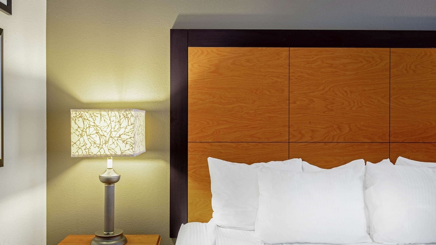 La Quinta Inn & Suites by Wyndham Harrisburg Airport Hershey