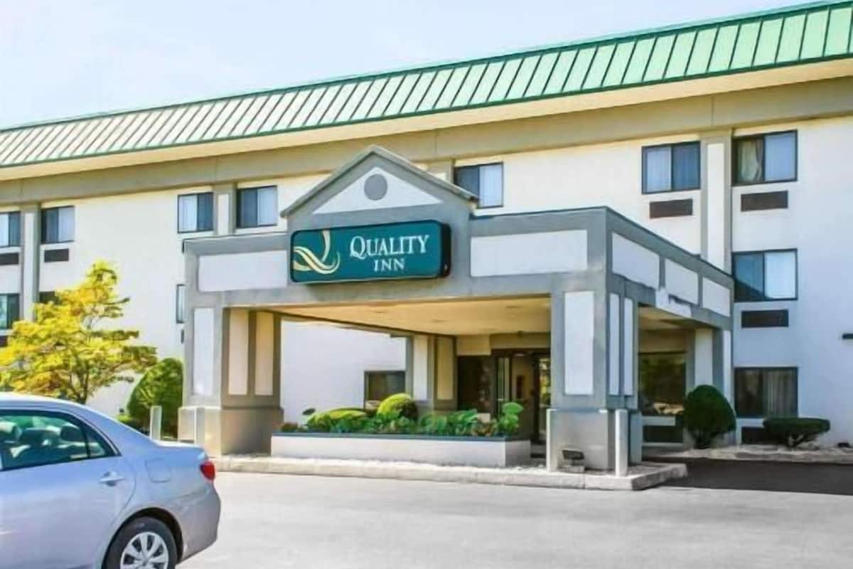 A hotel entrance with a sign reading 'Quality Inn.'