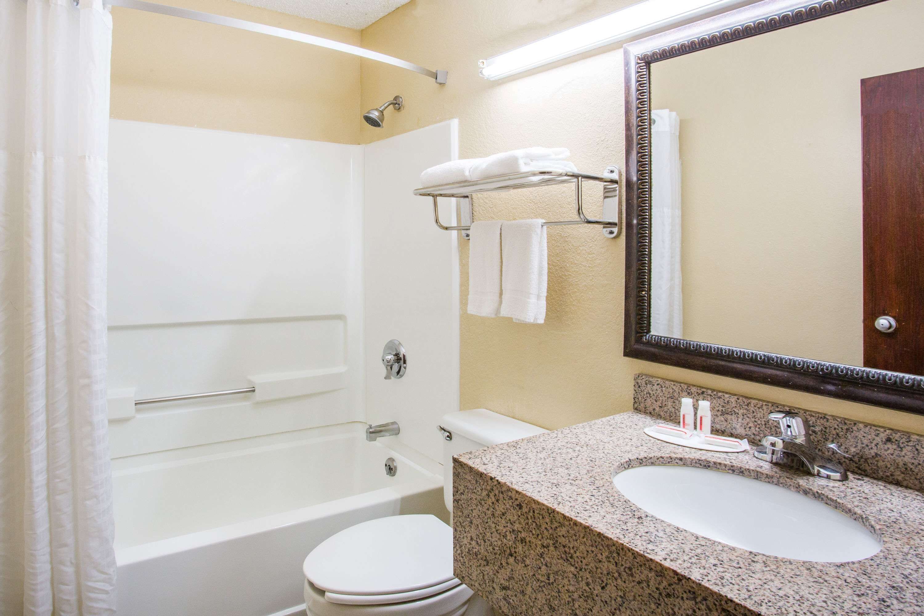 Bañera con ducha, secador de pelo, toallas