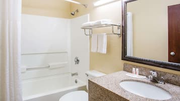 Bañera con ducha, secador de pelo, toallas