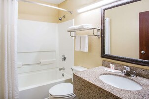 Bañera con ducha, secador de pelo, toallas