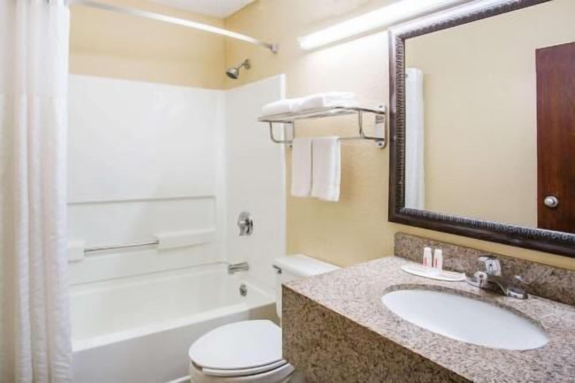 Bathroom | Combined shower/tub, hair dryer, towels