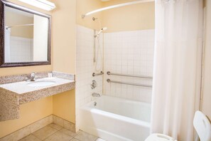 Chambre, 1 grand lit, accessible aux personnes à mobilité réduite (Bathtub) | Salle de bain | Ensemble douche/baignoire, sèche-cheveux, serviettes fournies