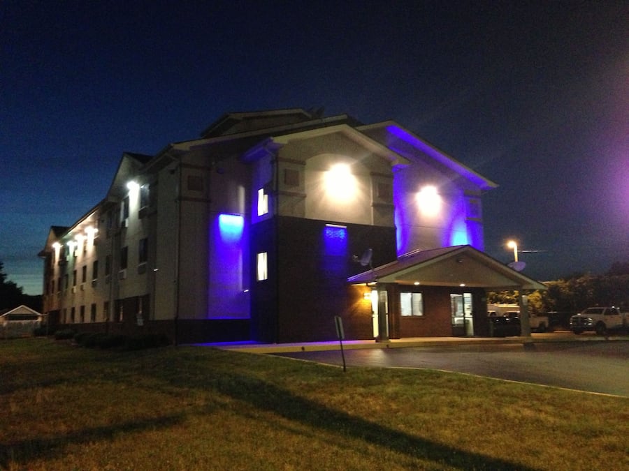 A multi-story hotel with a flat roof and a covered entrance.