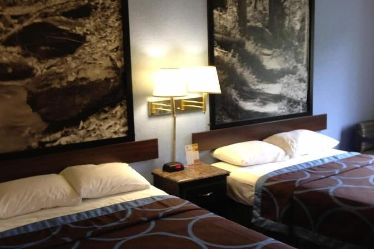 Escritorio, wifi gratis y ropa de cama