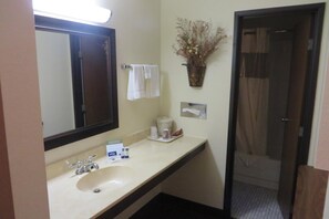Combined shower/tub, hair dryer, towels - AmericInn by Wyndham Forest Lake (Forest Lake)
