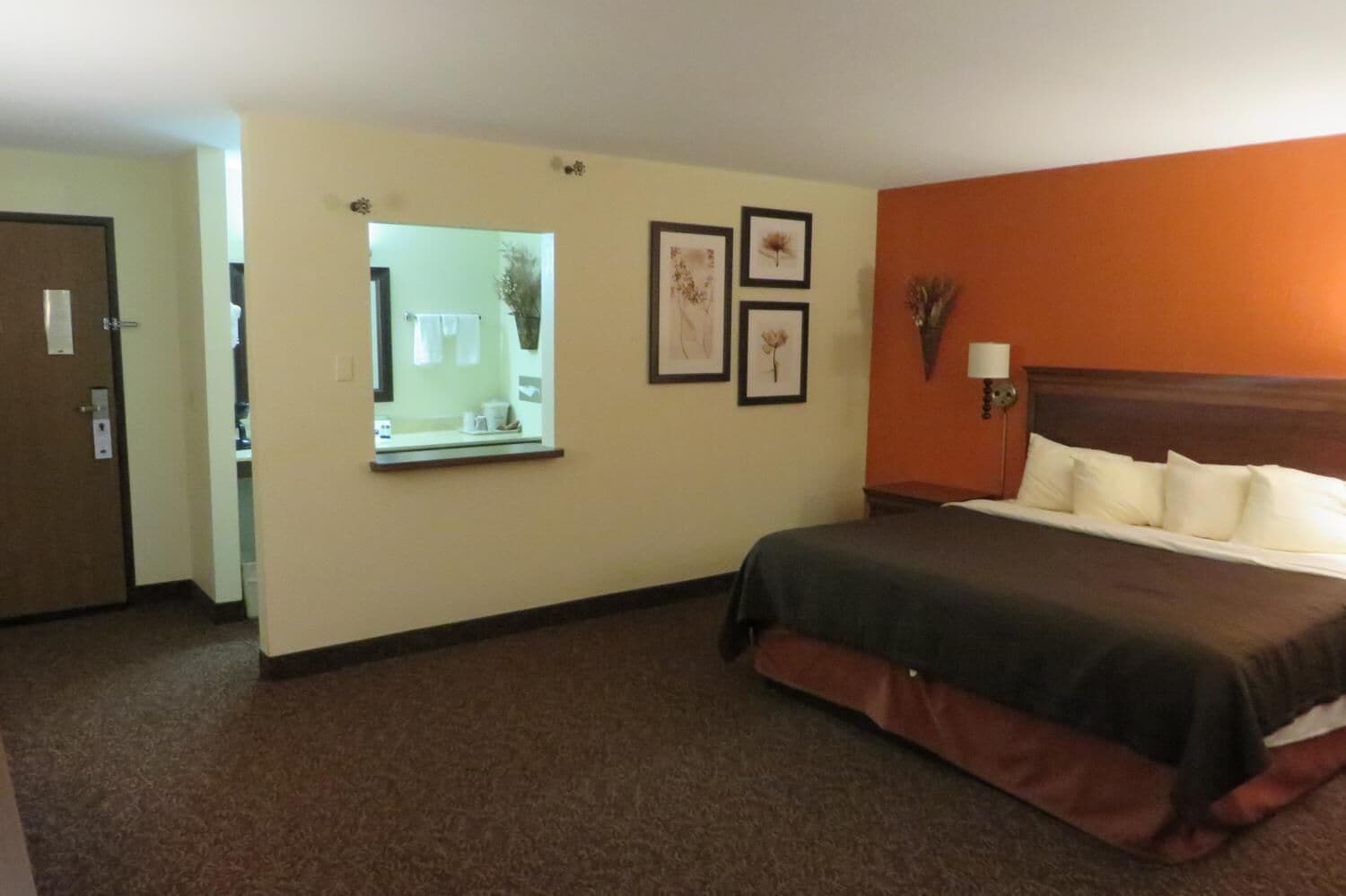 デスク、ノートパソコン用作業スペース、アイロン / アイロン台、ベビーベッド (無料)