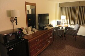 Desk, laptop workspace, iron/ironing board, free cots/infant beds - AmericInn by Wyndham Forest Lake (Forest Lake)