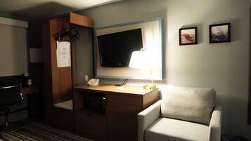 Een bureau, een laptopwerkplek, een strijkplank/strijkijzer