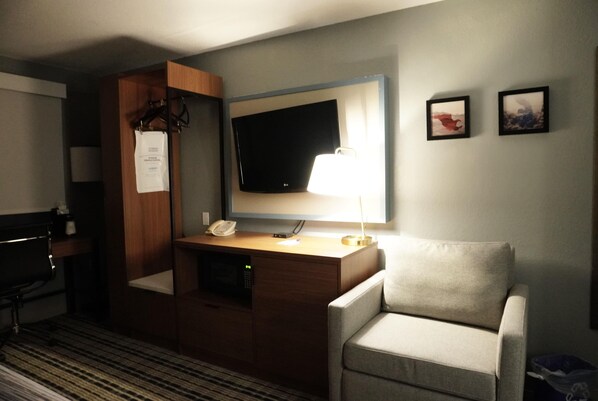 Desk, laptop workspace, iron/ironing board, free cots/infant beds - AmericInn by Wyndham Forest Lake (Forest Lake)