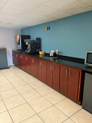 Free daily self-serve breakfast - Days Inn by Wyndham St Cloud (St Cloud)