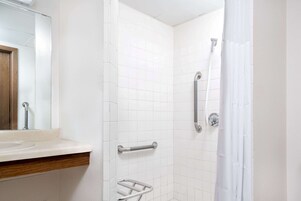 Habitación doble, accesible para personas con discapacidad | Baño | Secador de pelo y toallas