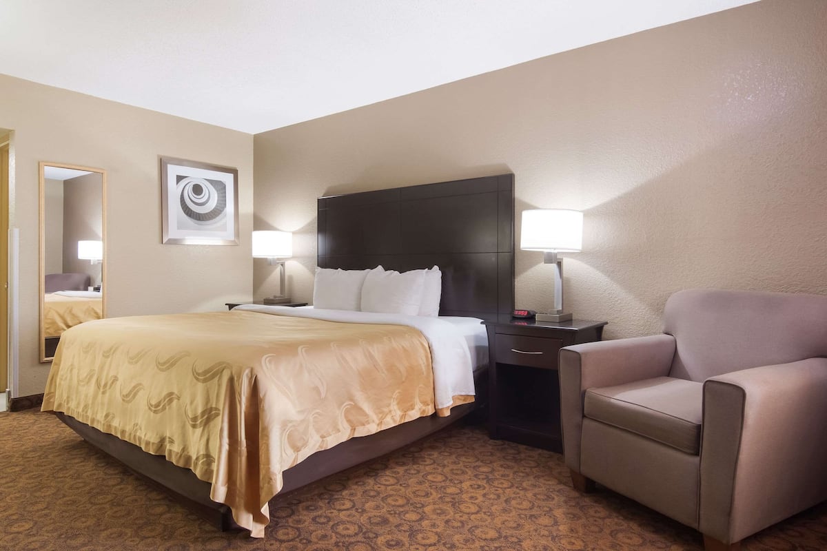 Iron/ironing board, free WiFi, bed sheets, alarm clocks